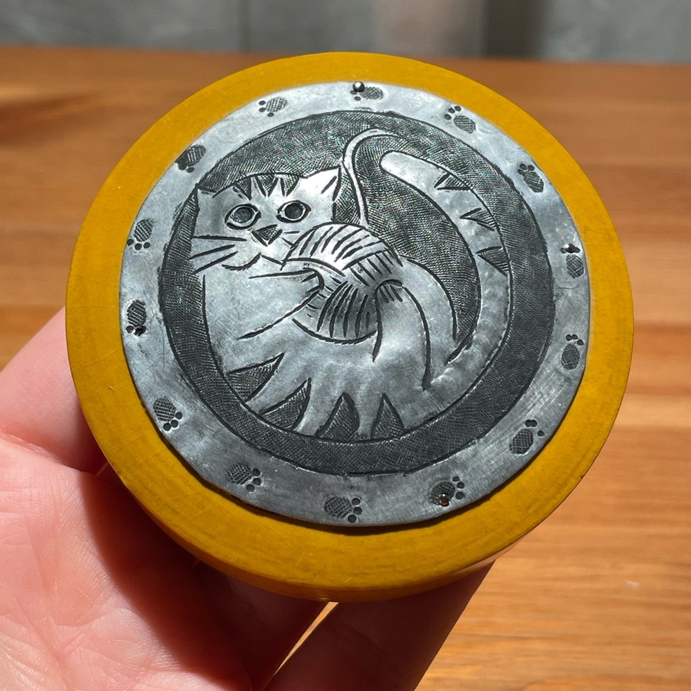 VTG Cat Playing With Yarn Stamped Emblem Lidded Trinket Box Bamboo Jewelry Decor - Picture 4 of 16